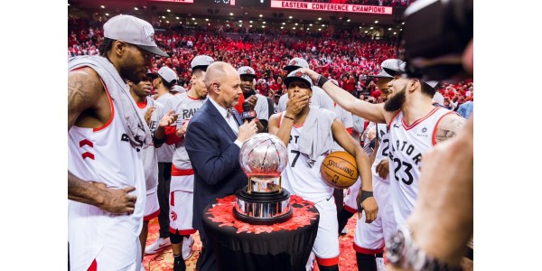 Toronto Raptors gana Milwaukee Bucks de distancia Toronto Raptors gana Milwaukee Bucks de distancia